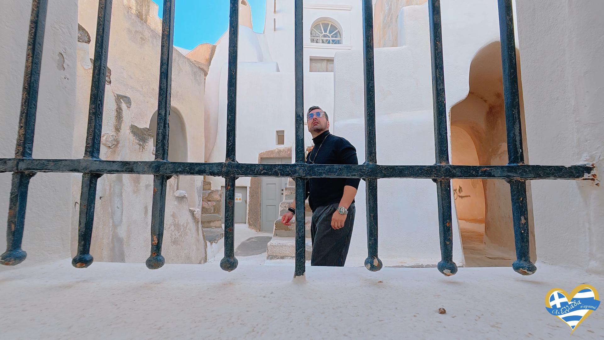 sti-santorini-i-tileoptiki-ekpobi-ach-ellada-s-agapo-me-ton-michali-kontiza