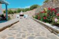enoikiazomena-domatia-diamerismata-paros-villa-jessy