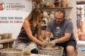 atsonios-ceramics-sto-vathy-sifnos-tesseris-genies-sifnaiikis-angeioplastikis-pano-ston-idio-trocho-ergastirio-keramikis