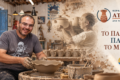 atsonios-ceramics-sto-vathy-sifnos-tesseris-genies-sifnaiikis-angeioplastikis-pano-ston-idio-trocho-ergastirio-keramikis