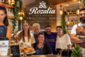 rozalia-cafe-brunch-sti-vasiliki-lefkadas-i-apolafsi-vriskei-ti-thesi-tis-dipla-sti-thalassa
