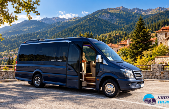 Mini bus NTOTSIKAS TOURS σε σκηνικό της Ευρυτανίας – σύνθεση με αναφορά στο εταιρικό όχημα